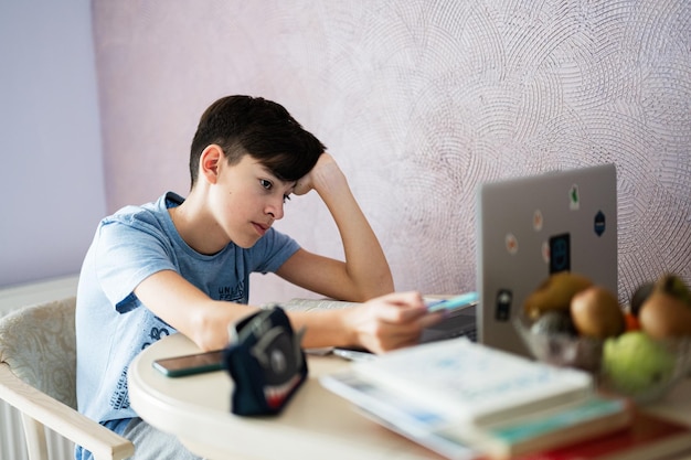 Joven adolescente que tiene una videoconferencia con un alumno usando una cámara web Educación en línea y concepto de aprendizaje electrónico Aprendizaje a distancia en cuarentena en el hogar