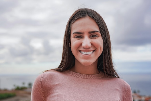 Joven adolescente sonriendo a la cámara al aire libre