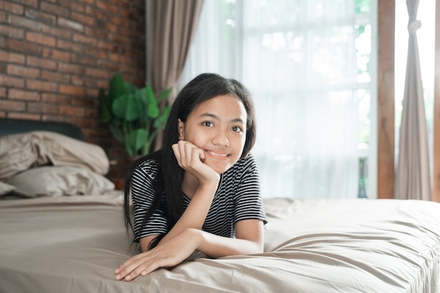 Joven adolescente sonriendo a la cámara