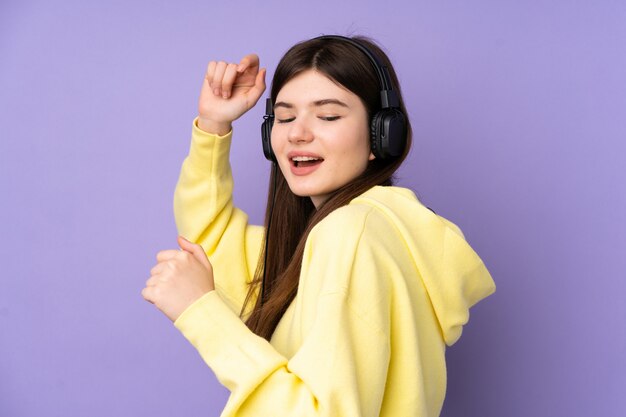 Joven adolescente ucraniana mujer escuchando música y bailando