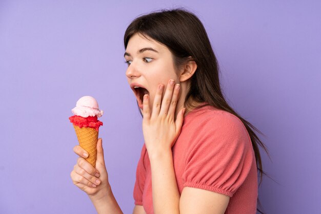 Joven adolescente ucraniana mujer sosteniendo un helado de cucurucho