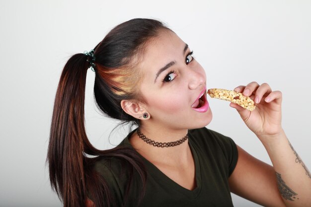 Foto una joven adorable mostrando una sonrisa.