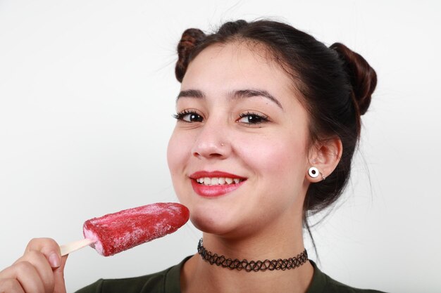 Foto una joven adorable mostrando una sonrisa.