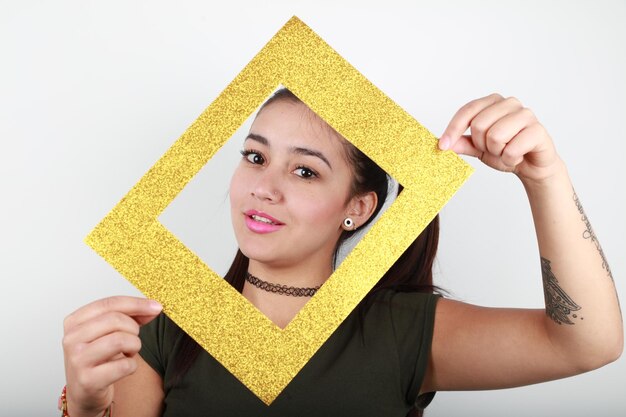 Foto una joven adorable mostrando una sonrisa.