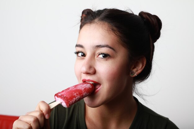 Foto una joven adorable mostrando una sonrisa.