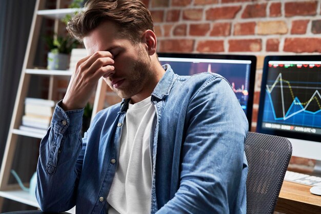 El joven adulto está cansado de trabajar con las finanzas