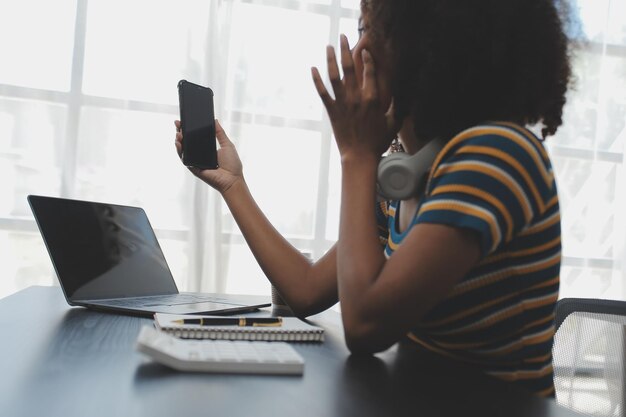 Joven adulto feliz sonriente estudiante hispano asiático que usa auriculares hablando en chat en línea reunión usando portátil en el campus universitario o en la oficina virtual estudiante universitaria que aprende a distancia