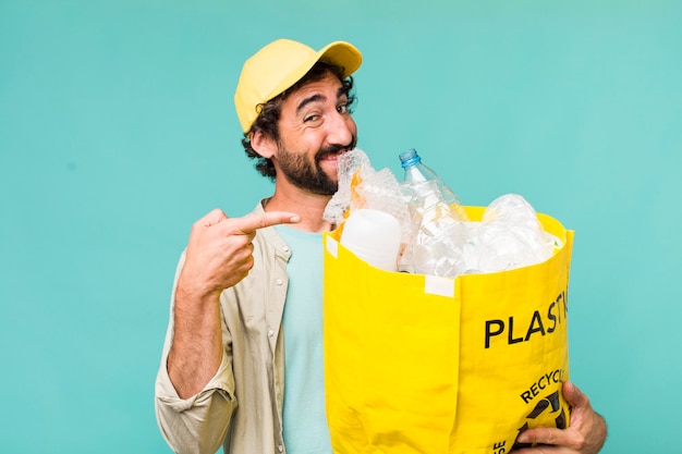Joven adulto hispano loco reciclando un concepto de ecología