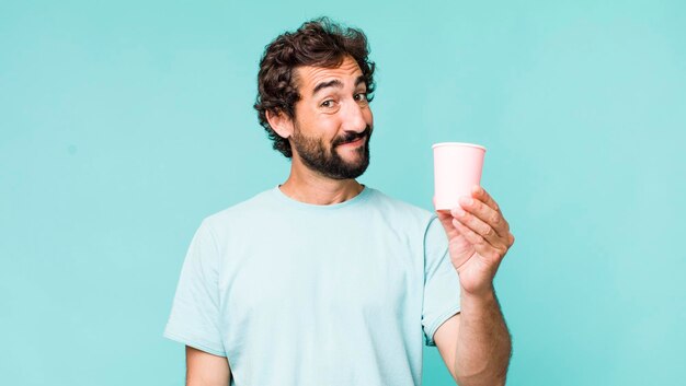 Joven adulto hispano loco con una taza de café de papel