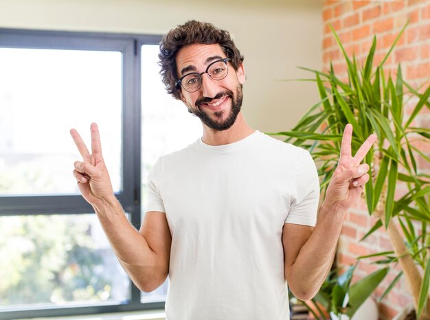 Joven adulto loco con pose expresiva en el interior de una casa moderna