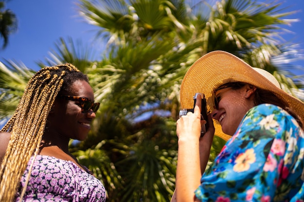 Joven africana posando para una mujer tomándole fotos