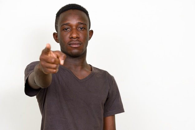 joven africano aislado contra el espacio en blanco