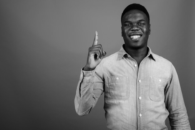 joven africano con camisa de mezclilla. Foto en blanco y negro