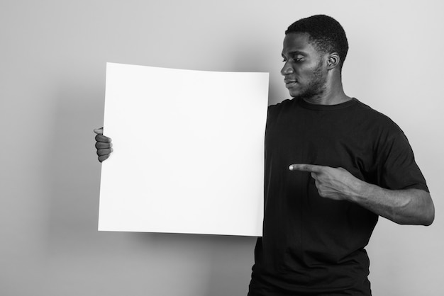 joven africano con camisa negra. en blanco y negro