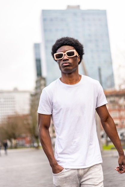 Joven africano confiado caminando por la ciudad