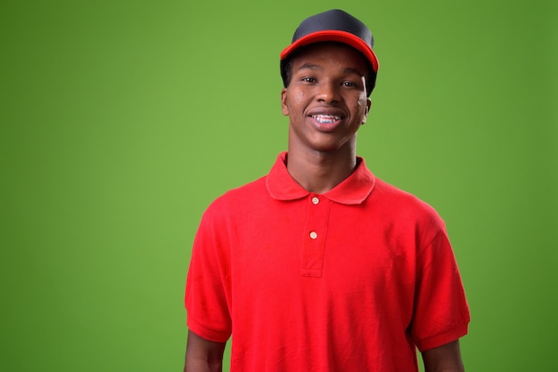 Joven africano contra la pared verde