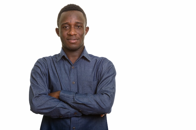 Joven africano feliz sonriendo con los brazos cruzados