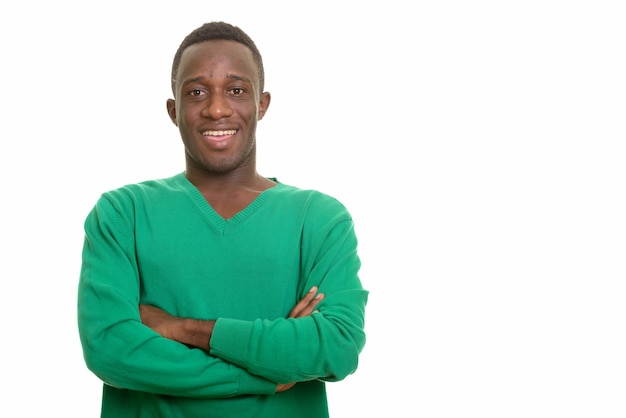 Foto joven africano feliz sonriendo con los brazos cruzados