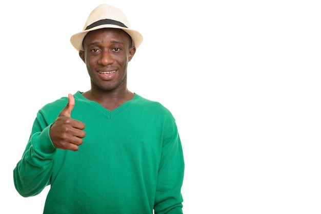 Joven africano feliz sonriendo y dando pulgar hacia arriba