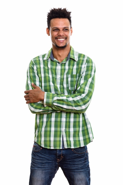 Joven africano feliz sonriendo mientras piensa con los brazos cruzados