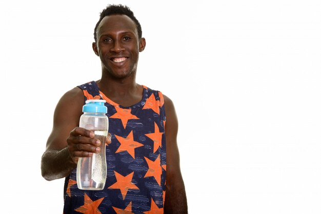 Joven africano negro feliz sonriendo y dando botella de agua