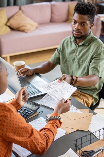 Joven africano pasando papel financiero a mujer