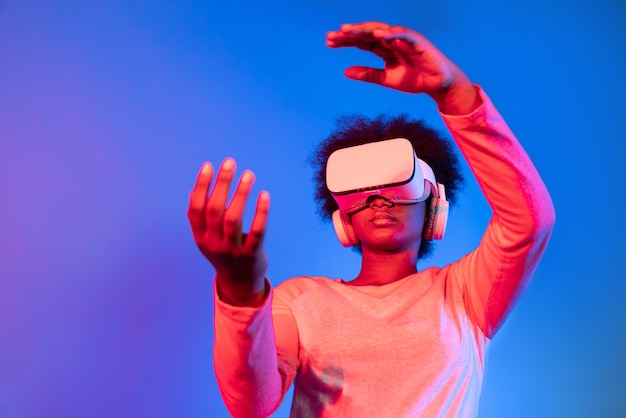 Joven africano que usa VR a través de la aplicación de aprendizaje de datos de metaholding