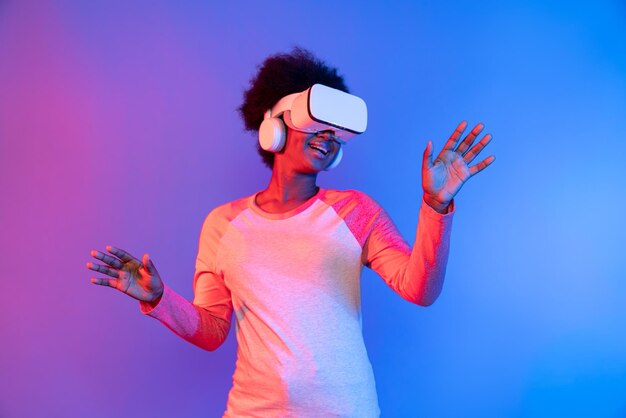 Joven africano que usa VR a través de meta para hacer zoom en los datos de aprendizaje
