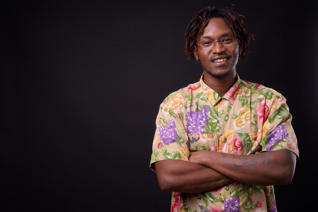 joven africano con rastas en negro