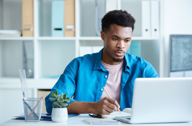 Joven africano trabajando en oficina