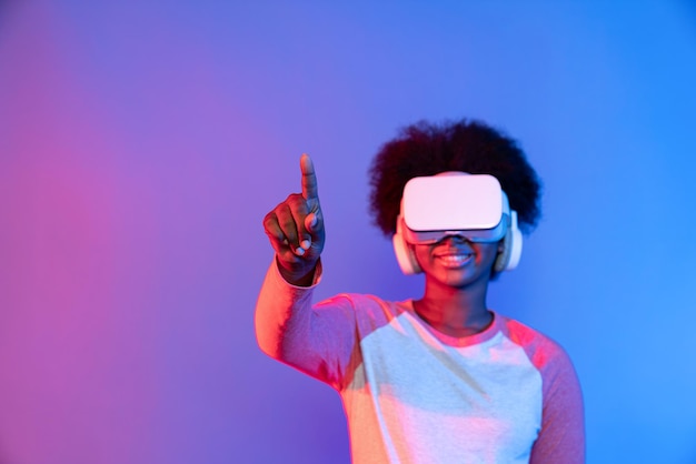 Joven africano con VR a través de la aplicación de datos de hologramas de Meta Select D