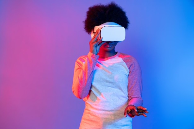 Joven africano con VR a través de la aplicación de datos de hologramas de Meta Select D