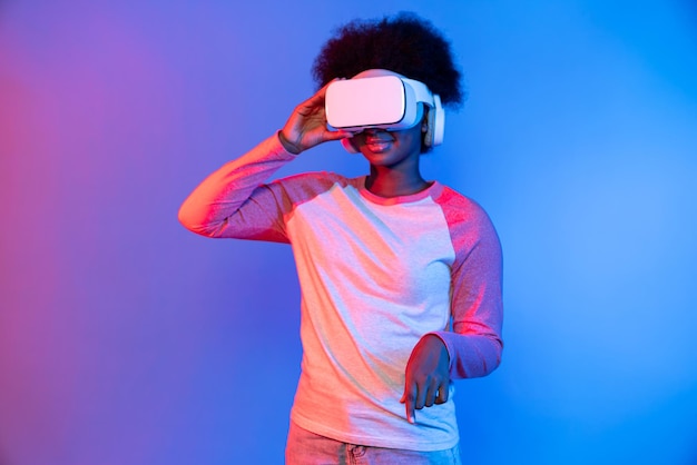 Joven africano con VR a través de la aplicación de datos de hologramas de Meta Select D
