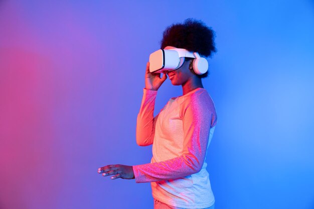 Joven africano con VR a través de la aplicación de datos de hologramas de Meta Select D