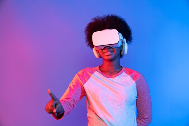 Joven africano con VR a través de la aplicación de datos de hologramas de Meta Select D