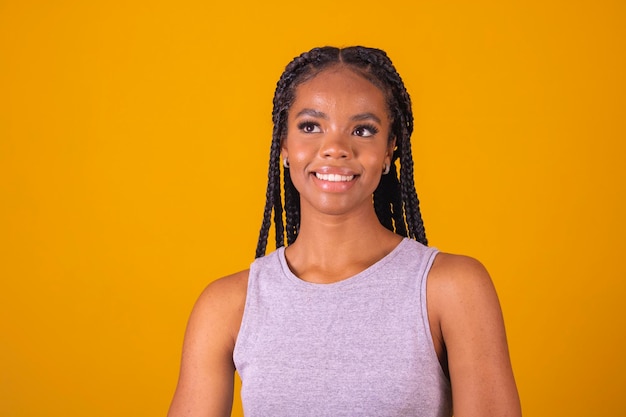 Joven afro brasileña sonriendo mirando a la cámara