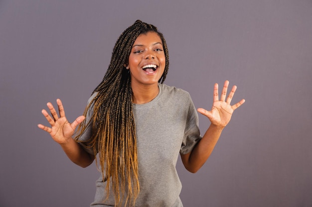 Joven afro brasileña sorprendida wow increíble increíble asombrada