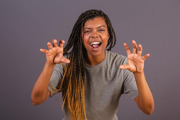 Joven afro mujer brasileña nerviosa furiosa enojada