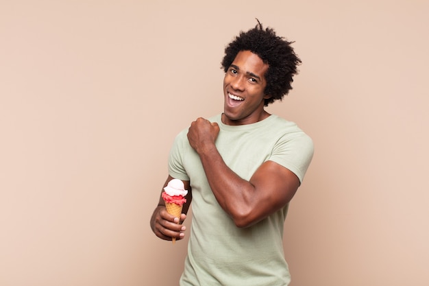 Joven afro negro que se siente feliz, positivo y exitoso, motivado cuando enfrenta un desafío o celebra buenos resultados