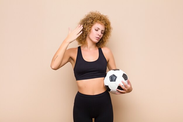 Joven afro se siente estresada, ansiosa, cansada y frustrada, tirando del cuello de la camisa, mirando frustrado con el concepto de problema deportivo