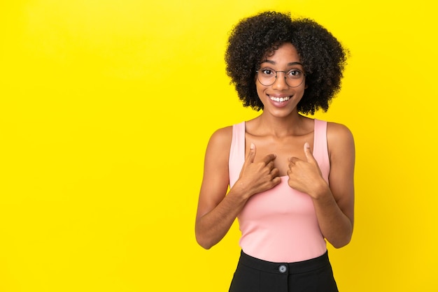 Joven afroamericana aislada de fondo amarillo con expresión facial sorpresa