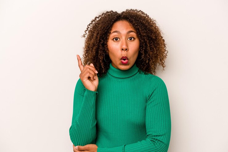 Foto joven afroamericana aislada de fondo blanco que tiene una gran idea del concepto de creatividad