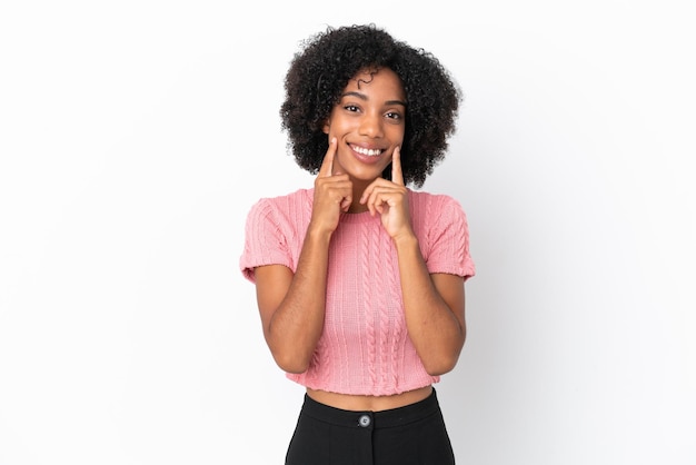 Joven afroamericana aislada de fondo blanco sonriendo con una expresión feliz y agradable