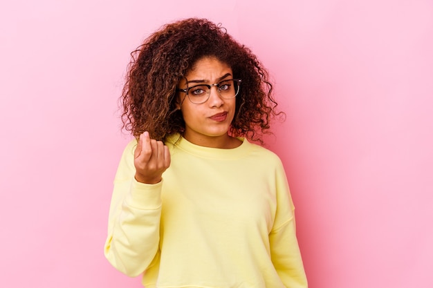 Joven afroamericana aislada sobre fondo rosa mostrando que no tiene dinero.