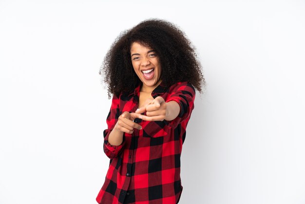 Joven afroamericana apuntando hacia el frente y sonriendo