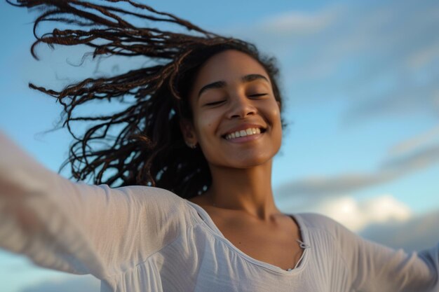 Foto una joven afroamericana bailando su canción favorita.