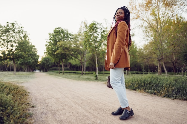 Foto joven afroamericana dando un paseo en un parque