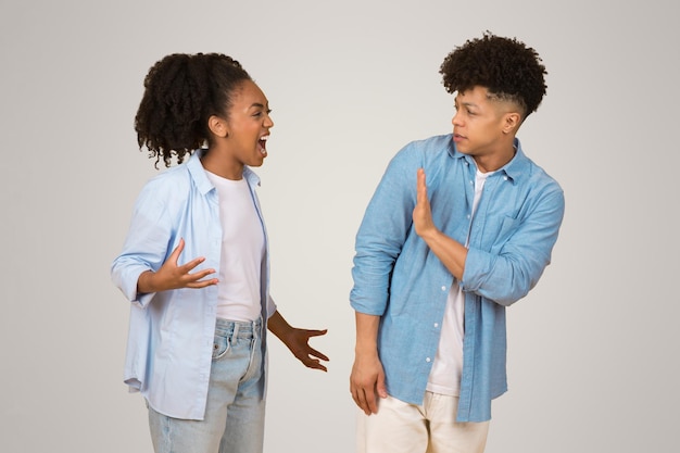 Foto una joven afroamericana enojada gritando y gestando con las manos.