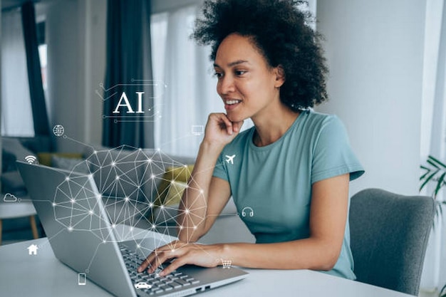 Una joven afroamericana feliz usando una computadora portátil en casa cerebro humano e inteligencia artificial