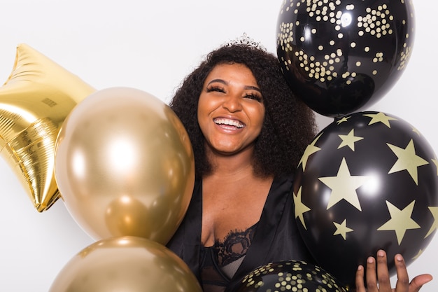 Joven afroamericana en una fiesta de cumpleaños